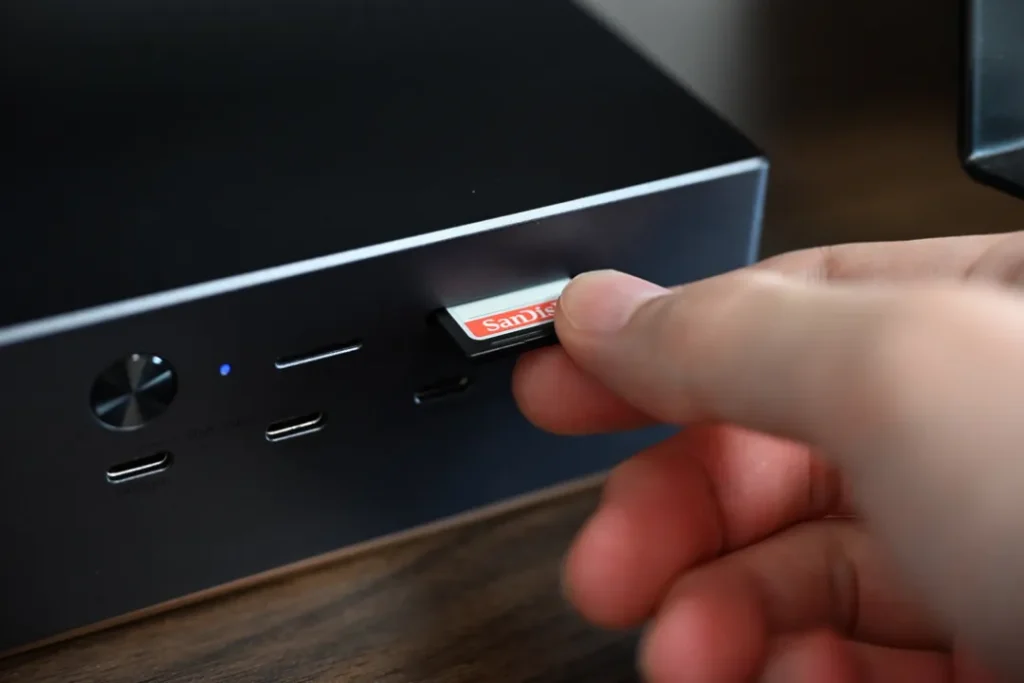 SDカードをドッキングステーションに差し込む