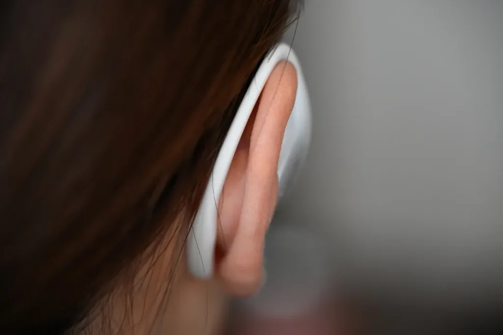 Shokz OpenFit Air 2の着用シーン