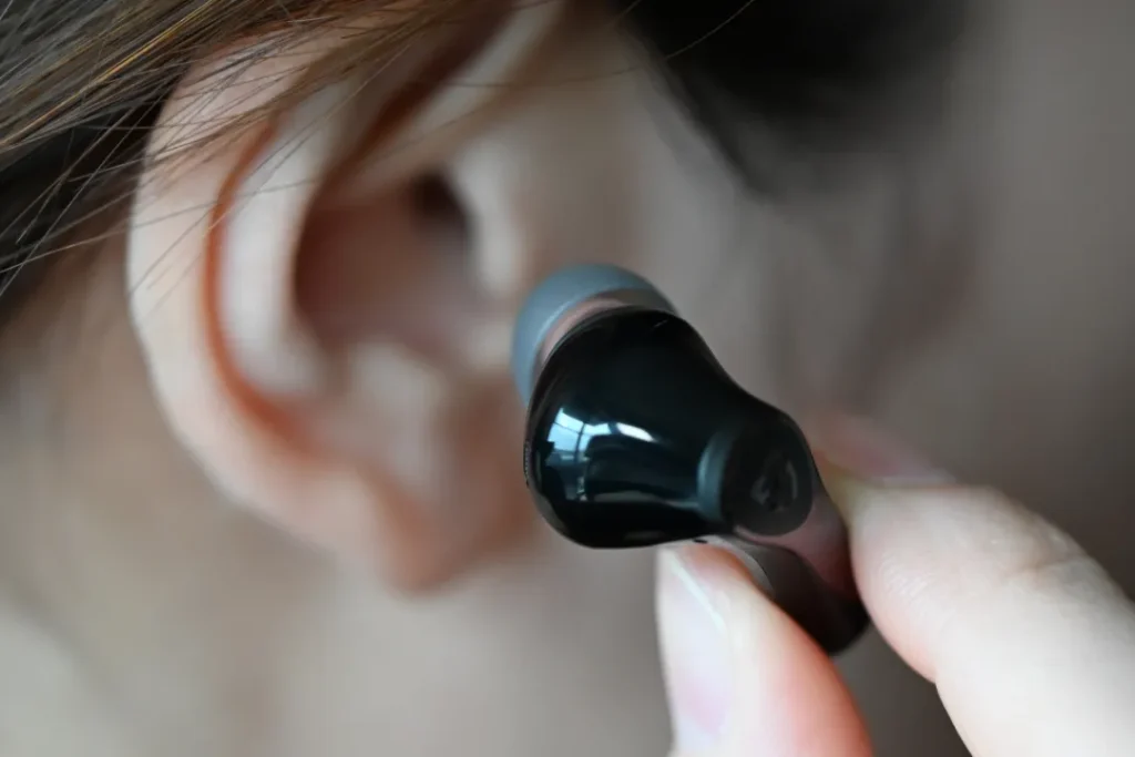 SOUNDPEATS Air6 Pro　装着シーン