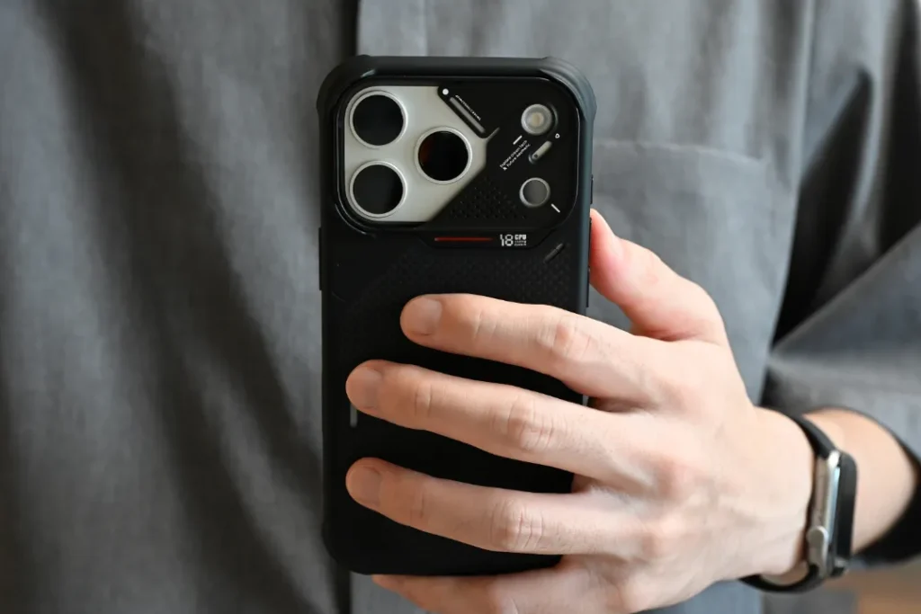 iPhoneを持っている
