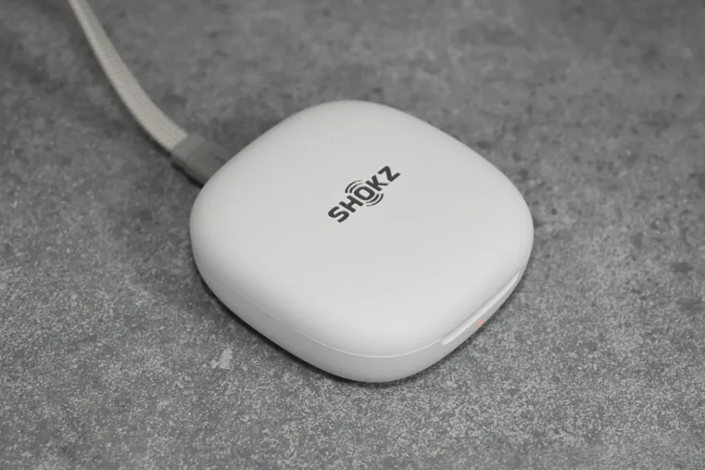 Shokz OpenFit Air 2 充電シーン