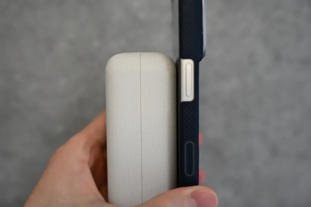 iPhoneとモバイルバッテリーの厚さ比較