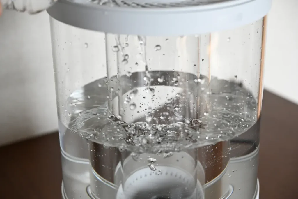 水を注ぐ