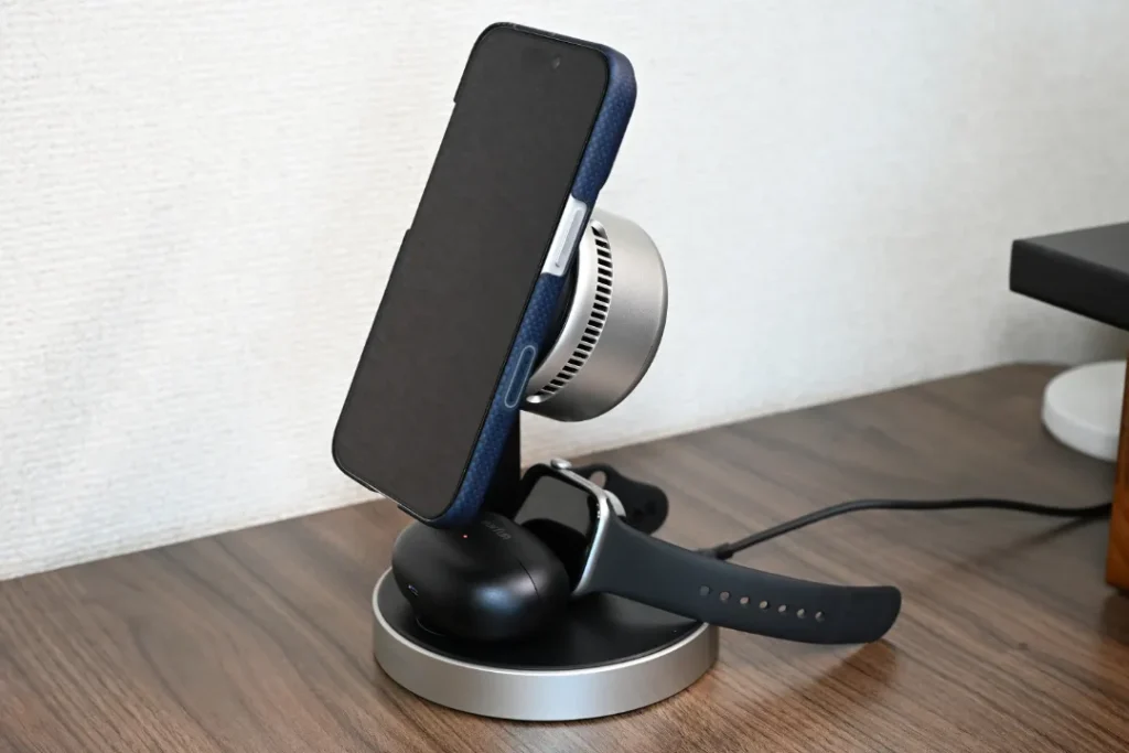 UGREEN MagFlow Pro 3-in-1充電中