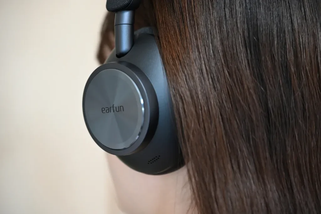 EarFun Wave Pro Xを着用