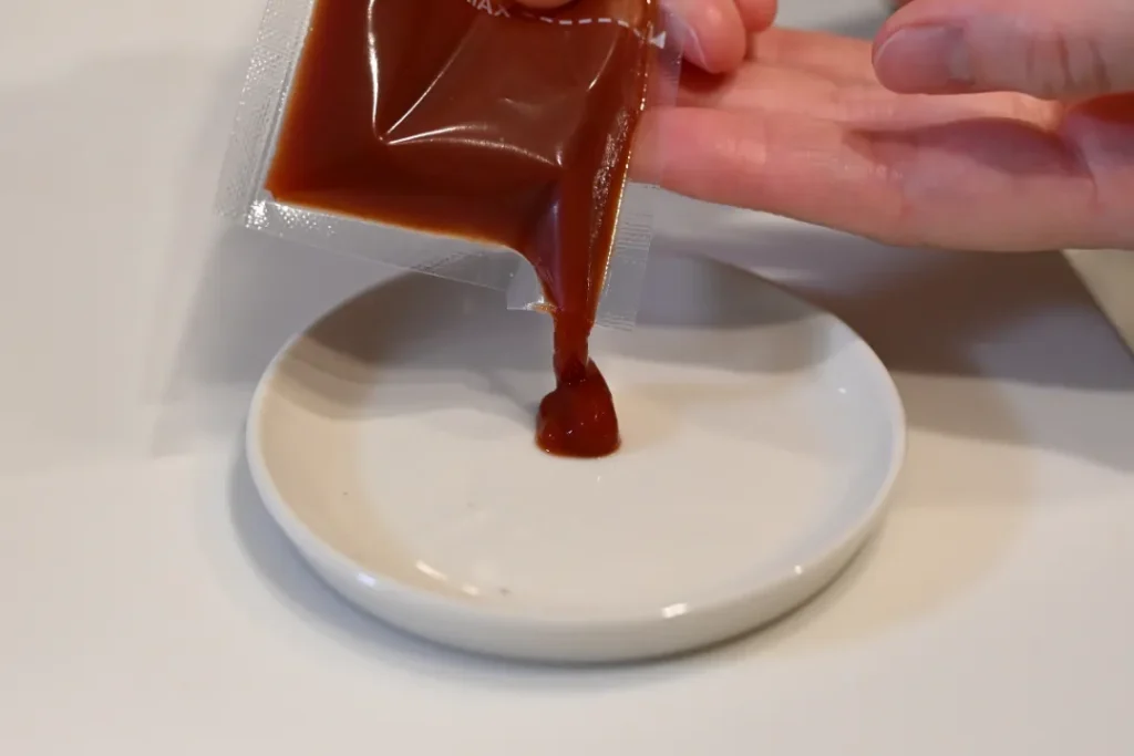 ケチャップを皿に移す